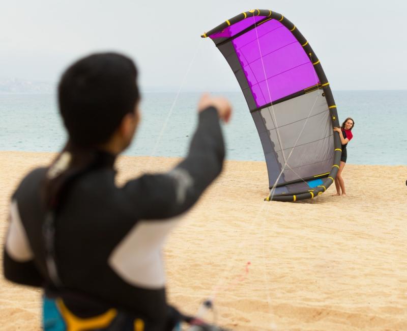 Cómo elegir una cometa de kitesurf para iniciación