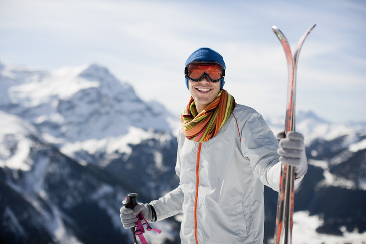 Guía de Ropa Deportiva para Ski y Senderismo en España: Prendas Clave, Telas Técnicas y Opiniones Reales